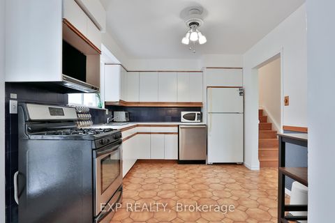 Photo 10 at 165 Carlson Drive, College Manor, Newmarket