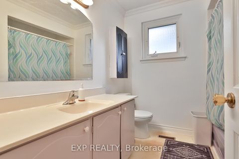 Photo 19 at 165 Carlson Drive, College Manor, Newmarket