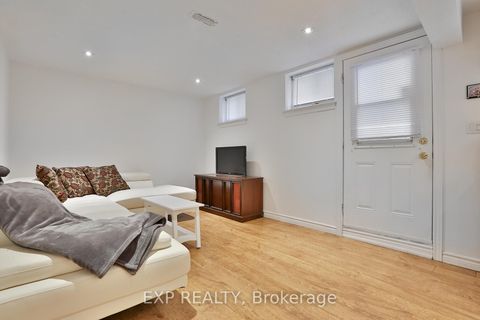 Photo 31 at 165 Carlson Drive, College Manor, Newmarket