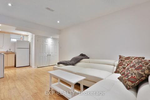 Photo 32 at 165 Carlson Drive, College Manor, Newmarket