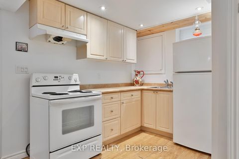 Photo 34 at 165 Carlson Drive, College Manor, Newmarket