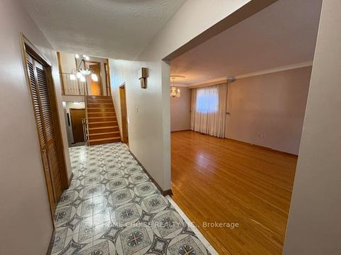 Photo 2 at 27 TERRYHILL Crescent E, Agincourt North, Toronto