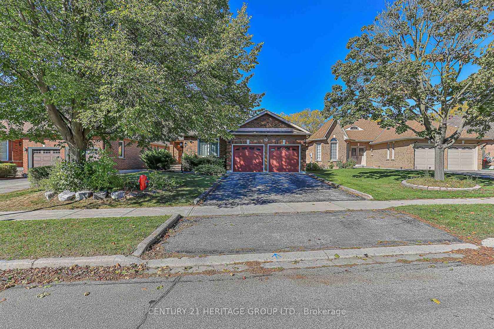741 College Manor Drive, College Manor, Newmarket photo number 2