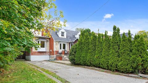 Photo 2 at 47 Dromore Crescent, Newtonbrook West, Toronto