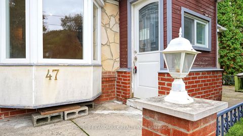 Photo 3 at 47 Dromore Crescent, Newtonbrook West, Toronto