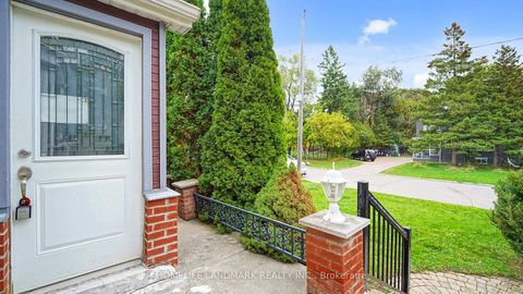 Photo 5 at 47 Dromore Crescent, Newtonbrook West, Toronto