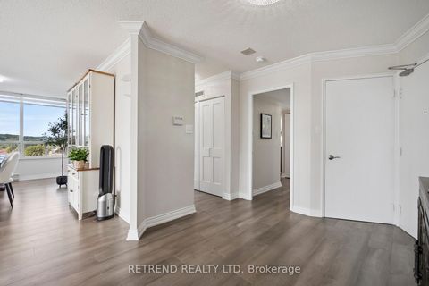 Photo 2 at 826 - 32 Clarissa Drive, Harding, Richmond Hill