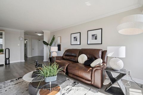 Photo 4 at 826 - 32 Clarissa Drive, Harding, Richmond Hill
