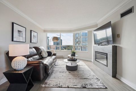 Photo 5 at 826 - 32 Clarissa Drive, Harding, Richmond Hill