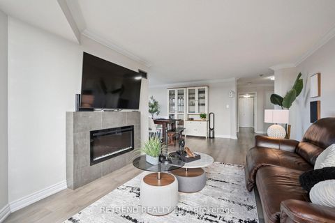 Photo 7 at 826 - 32 Clarissa Drive, Harding, Richmond Hill