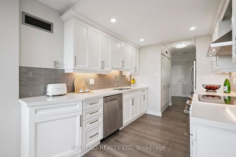 Photo 13 at 826 - 32 Clarissa Drive, Harding, Richmond Hill