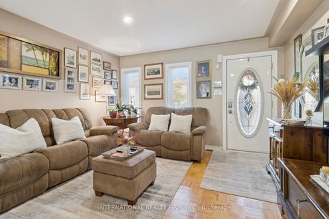 Photo 5 at 76 Timberwolf Crescent, Vellore Village, Vaughan