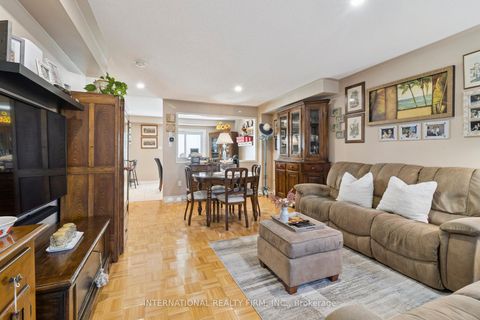 Photo 7 at 76 Timberwolf Crescent, Vellore Village, Vaughan