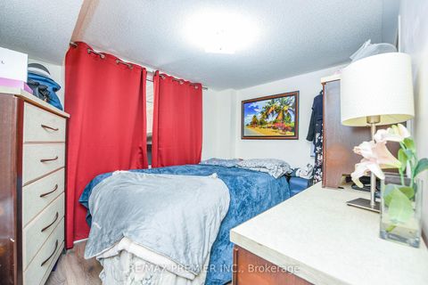 Photo 11 at 163 Torbarrie Road, CFB, Toronto