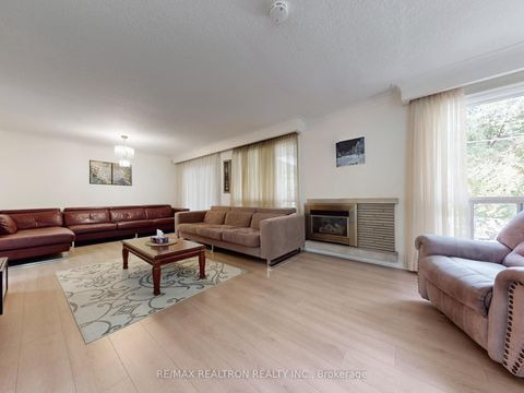 Photo 2 at 46 Palomino Crescent, Bayview Village, Toronto