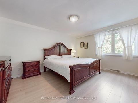 Photo 9 at 46 Palomino Crescent, Bayview Village, Toronto
