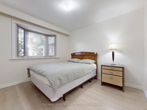 Photo 11 at 46 Palomino Crescent, Bayview Village, Toronto