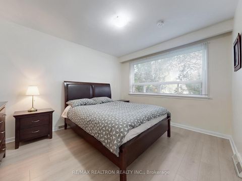 Photo 12 at 46 Palomino Crescent, Bayview Village, Toronto