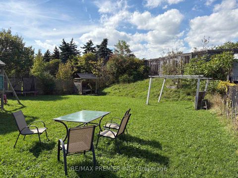Photo 10 at 85 Meadow Oak Place, Pelmo Park W4, Toronto Photo 10 at 85 Meadow Oak Place, Pelmo Park W4, Toronto