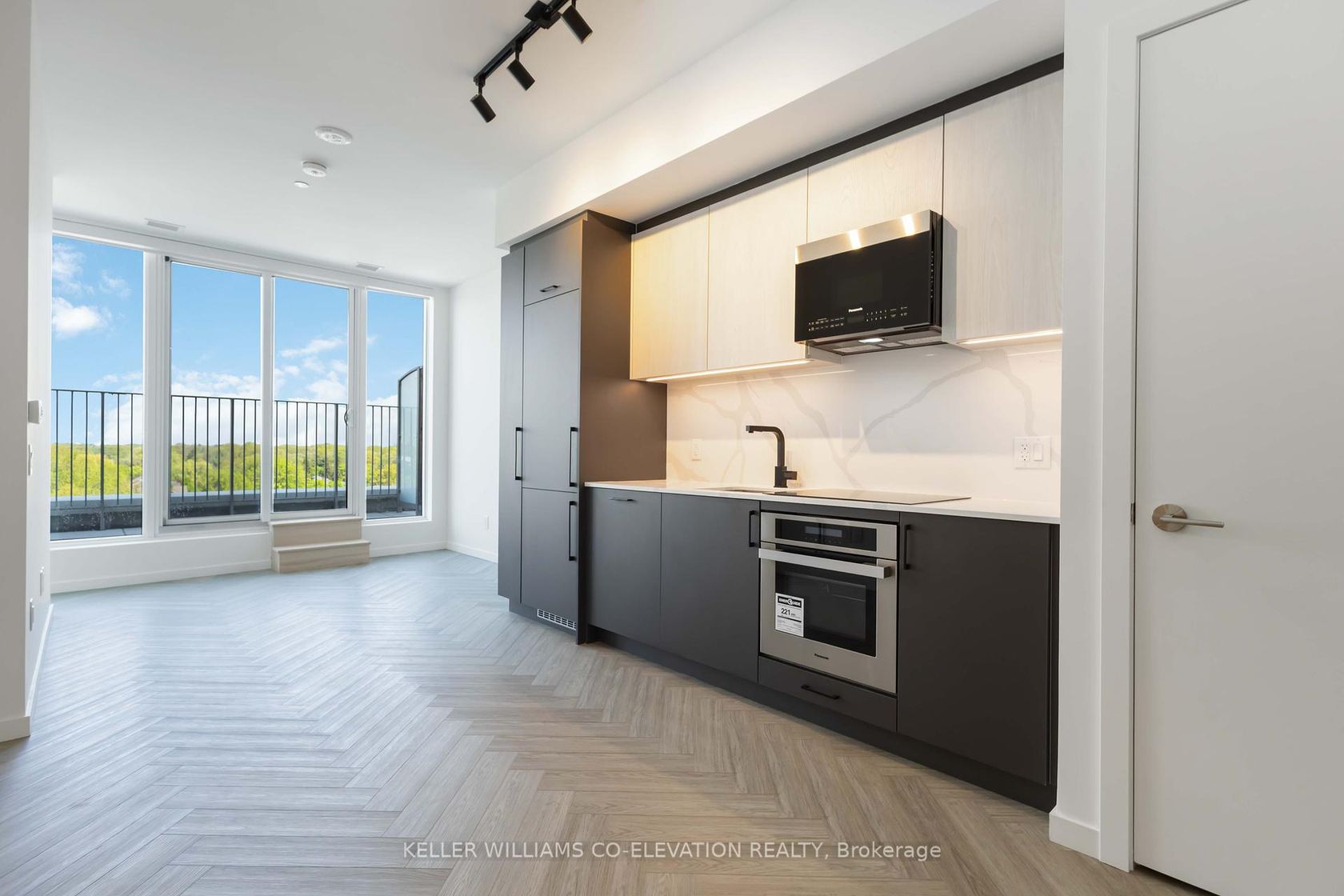 818 - 689 The Queensway Street, Queensway, Toronto photo number 2