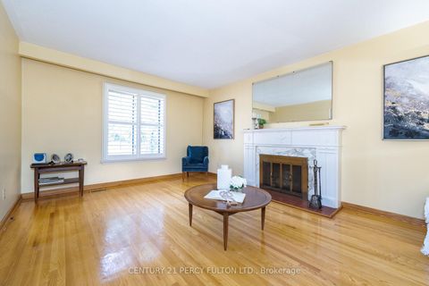Photo 2 at 14 Farmington Crescent, Sullivan, Toronto