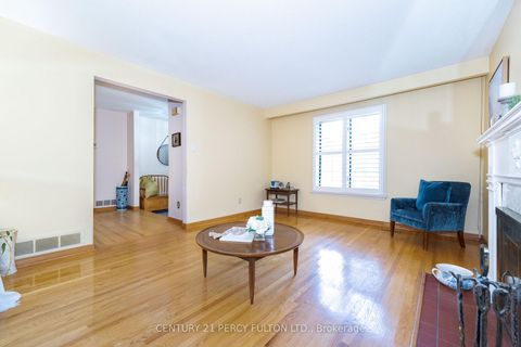 Photo 4 at 14 Farmington Crescent, Sullivan, Toronto