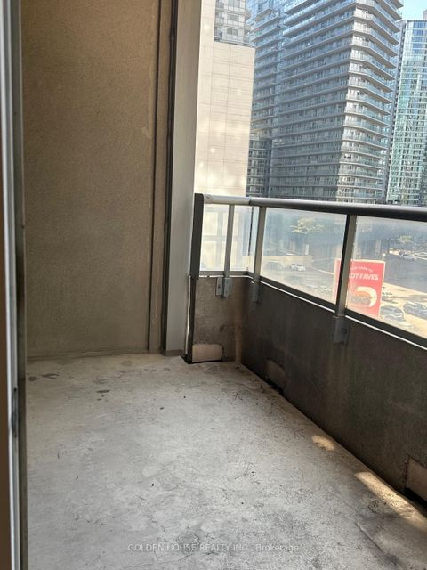 Photo 13 at 618 - 270 Wellington Street W, Waterfront Communities C1, Toronto