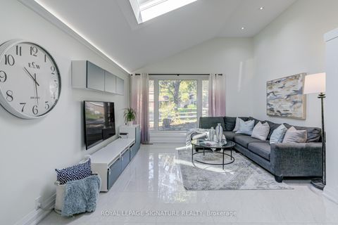 Photo 2 at 57 Munson Crescent, Bendale, Toronto