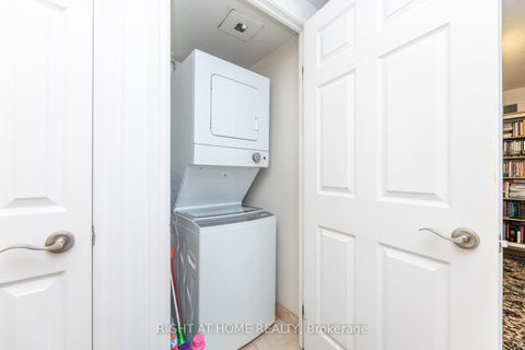 Photo 10 at 813 - 123 Eglinton Avenue E, Mount Pleasant West, Toronto