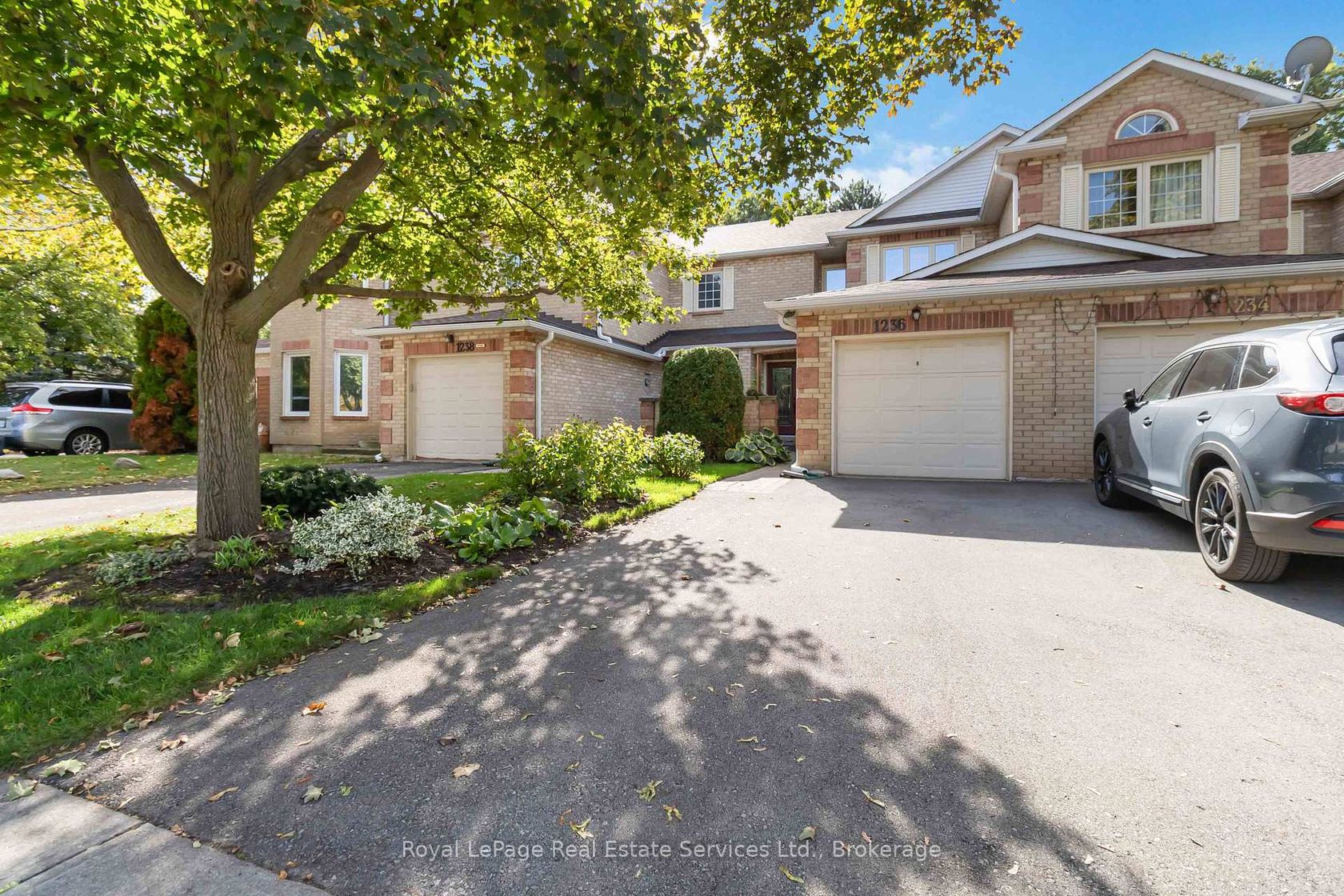 1236 McCraney Street E, CP College Park, Oakville by Loree Meneguzzi Real Estate 1236 McCraney Street E, CP College Park, Oakville