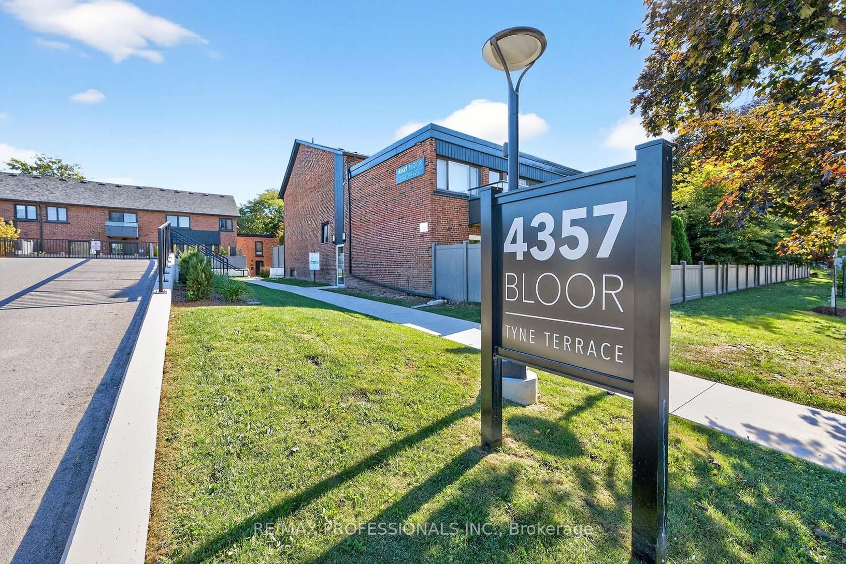 1 - 4357 Bloor Street W, Markland Wood, Toronto 
