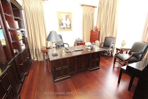 Photo 5 at 123 Carisbrooke Circle, Bayview Southeast, Aurora