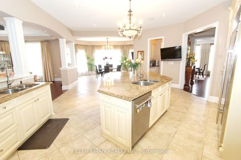 Photo 13 at 123 Carisbrooke Circle, Bayview Southeast, Aurora