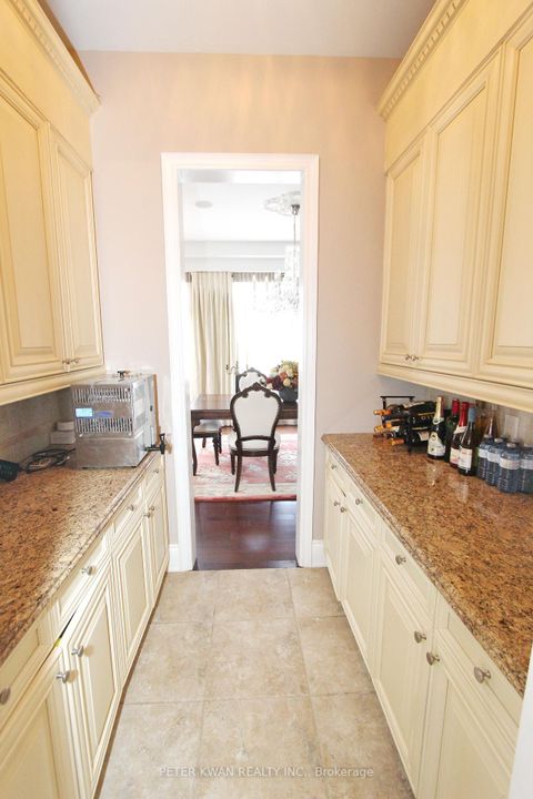 Photo 15 at 123 Carisbrooke Circle, Bayview Southeast, Aurora