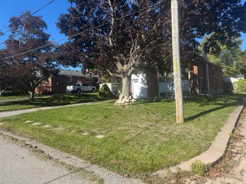 Photo 2 at 2 Summerfield Court, Bowmanville, Clarington