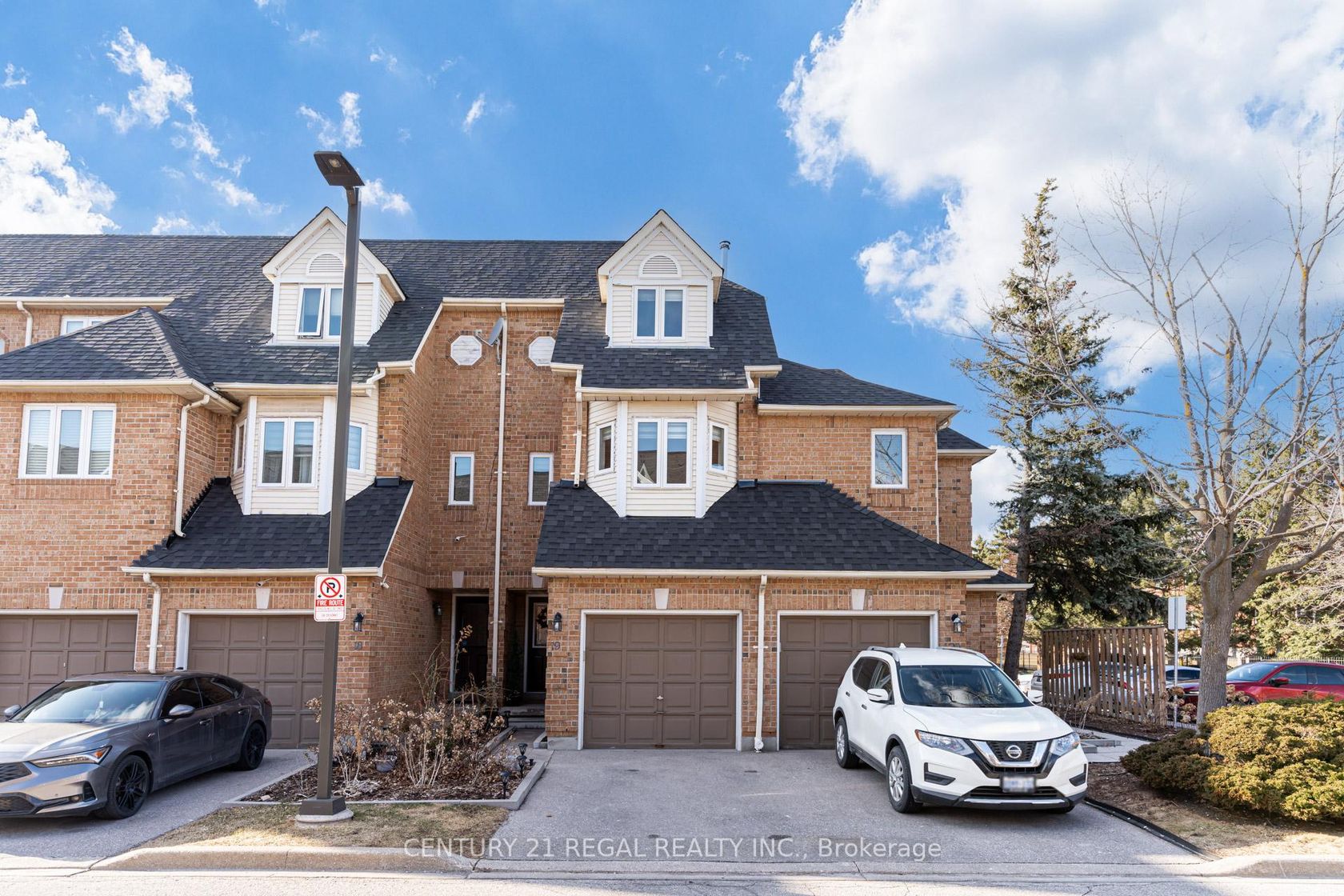 19 - 45 Bristol Road E, Hurontario, Mississauga by Loree Meneguzzi Real Estate 19 - 45 Bristol Road E, Hurontario, Mississauga
