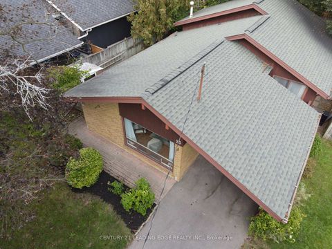 Photo 2 at 25 Oakley Boulevard, Bendale, Toronto