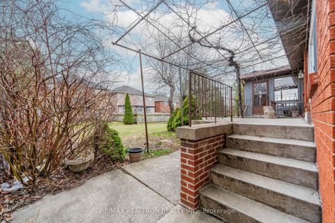 Photo 18 at 209 Crestwood Road, Yorkhill, Vaughan