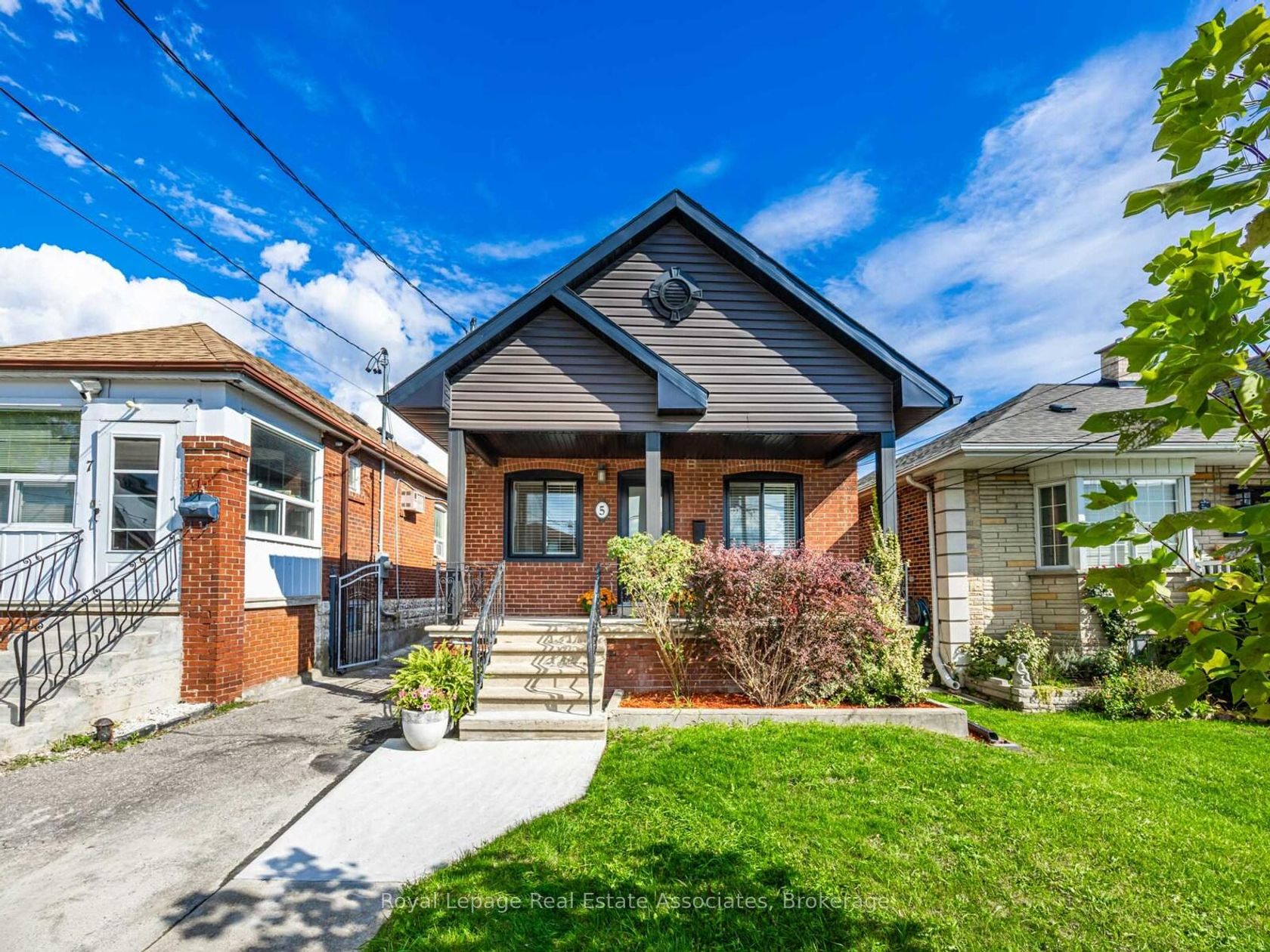 5 Little Boulevard, Belgravia, Toronto by Loree Meneguzzi Real Estate 5 Little Boulevard, Belgravia, Toronto