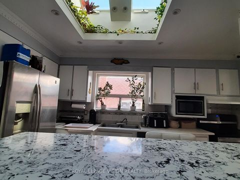 Photo 3 at 52 Ellendale Drive, Dorset Park, Toronto