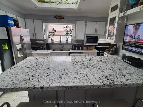 Photo 8 at 52 Ellendale Drive, Dorset Park, Toronto