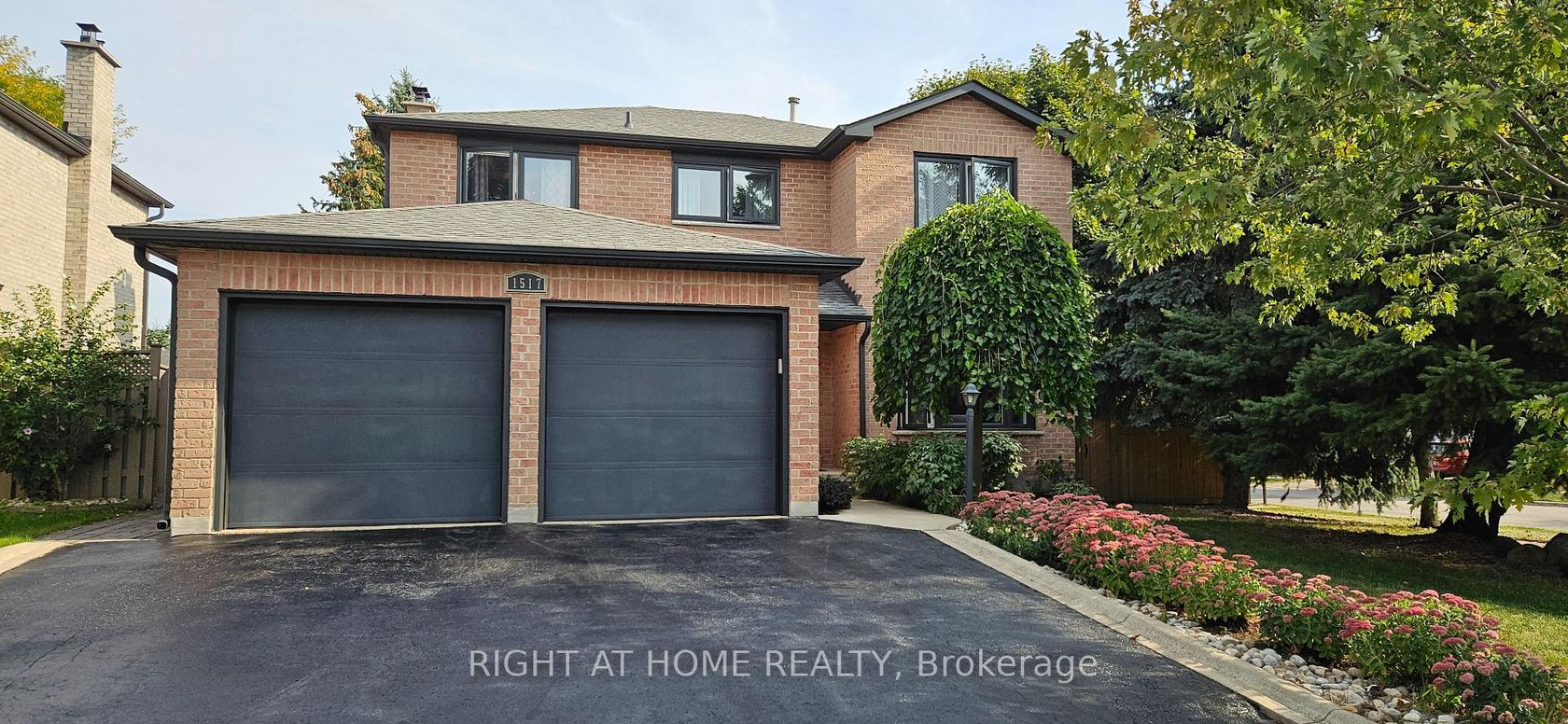 1517 Queensbury Crescent, CP College Park, Oakville by Loree Meneguzzi Real Estate 1517 Queensbury Crescent, CP College Park, Oakville