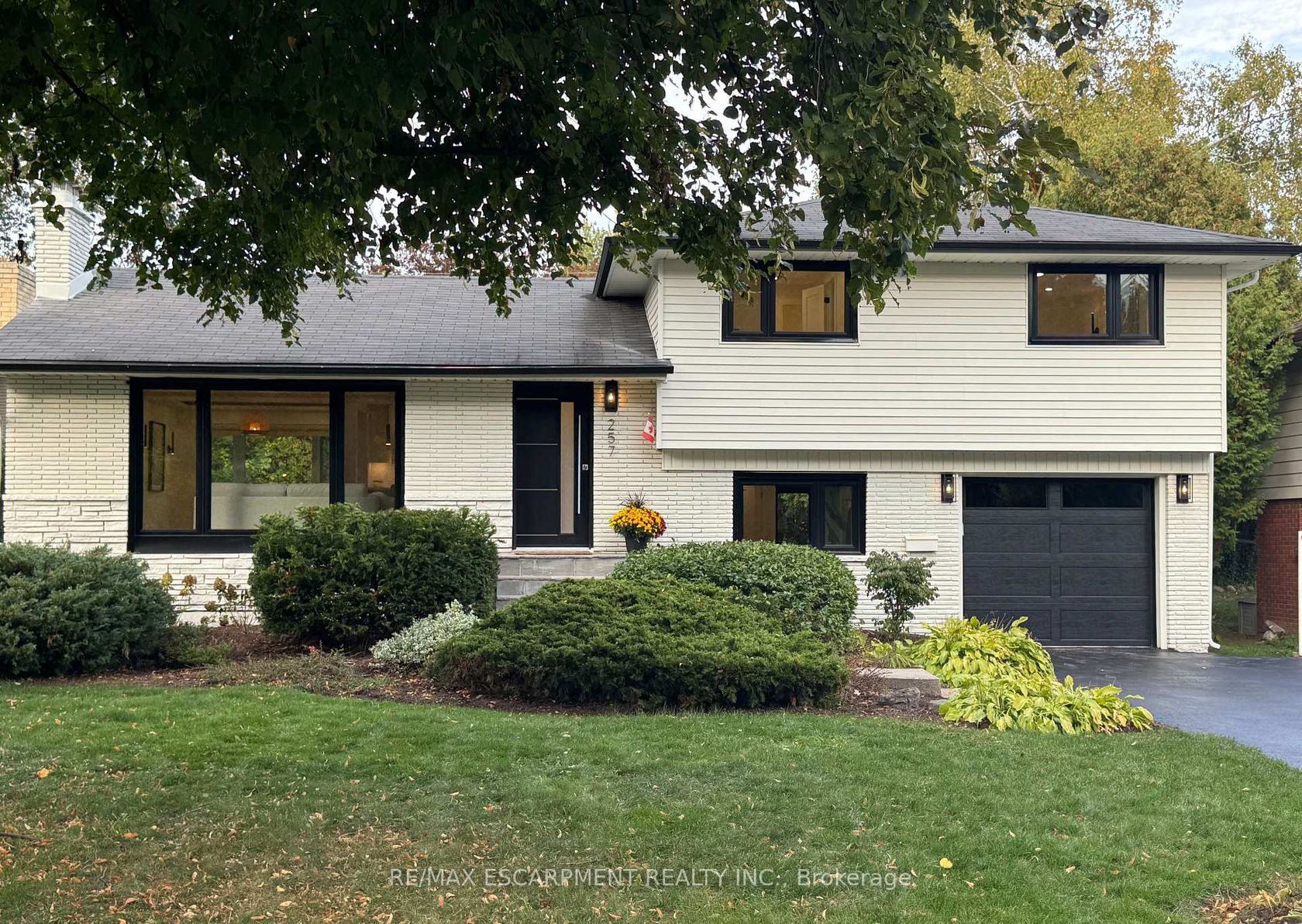 257 STRATHCONA Drive, Shoreacres, Burlington by Loree Meneguzzi Real Estate 257 STRATHCONA Drive, Shoreacres, Burlington