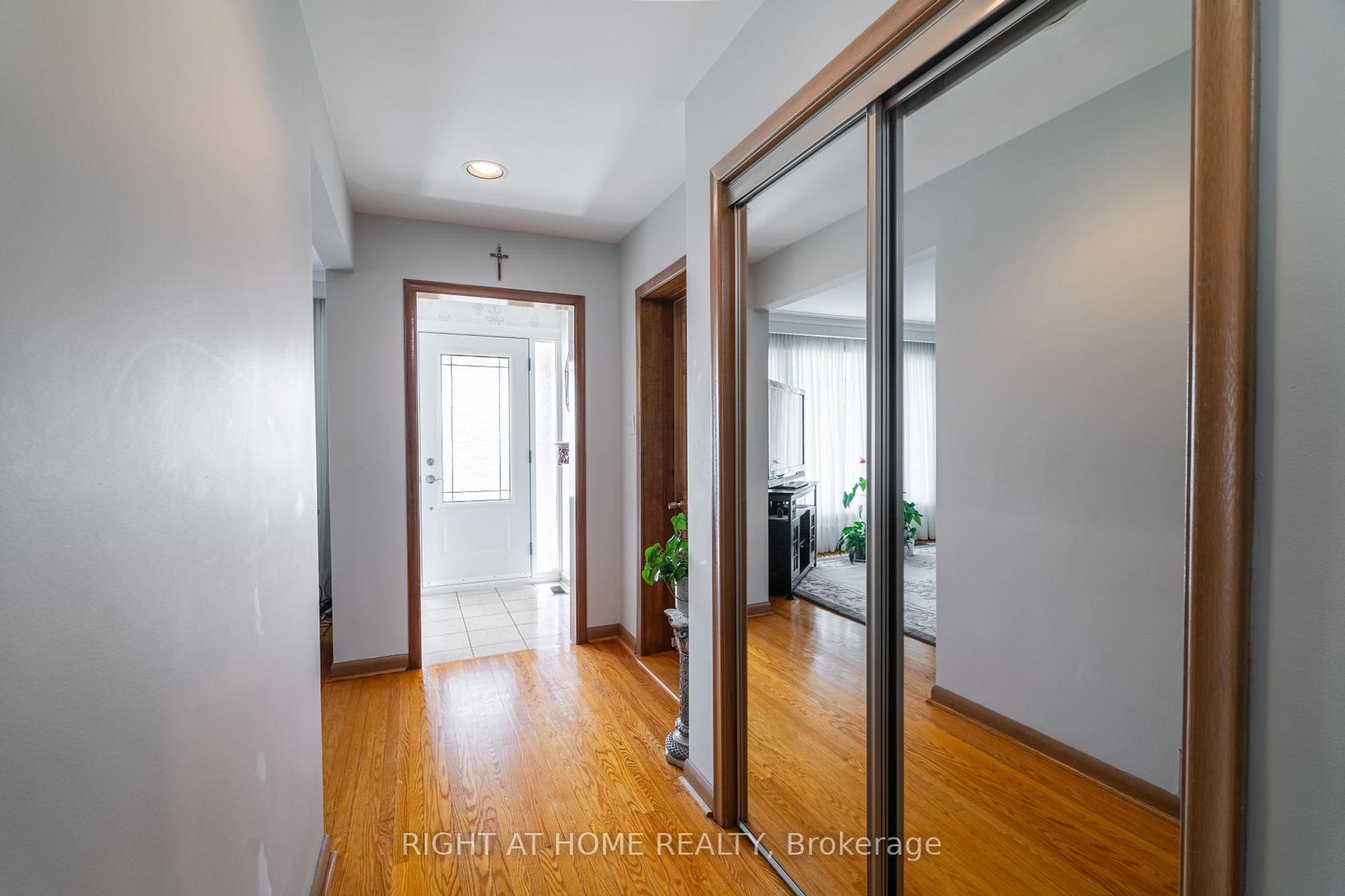 Photo 4 at 1012 Castlefield Avenue, Belgravia, Toronto Photo 4 at 1012 Castlefield Avenue, Belgravia, Toronto