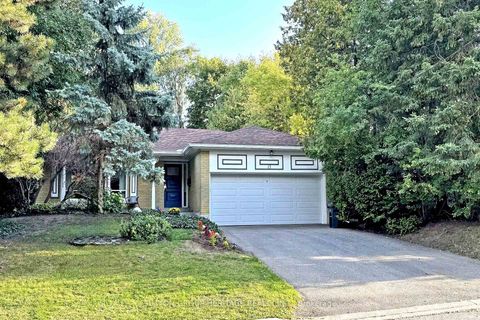 Photo 1 at 17 Brenham Crescent, Newtonbrook East, Toronto