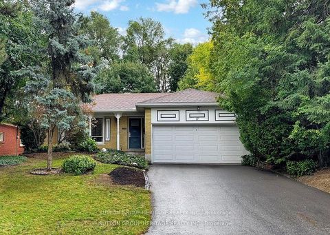 Photo 2 at 17 Brenham Crescent, Newtonbrook East, Toronto