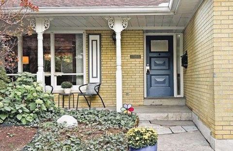 Photo 3 at 17 Brenham Crescent, Newtonbrook East, Toronto