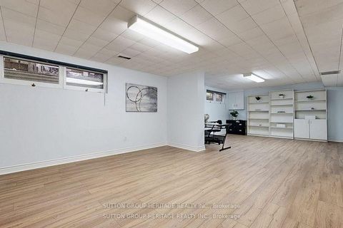 Photo 30 at 17 Brenham Crescent, Newtonbrook East, Toronto