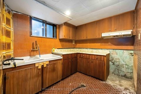 Photo 25 at 43 Mount Royal Avenue, Wychwood, Toronto