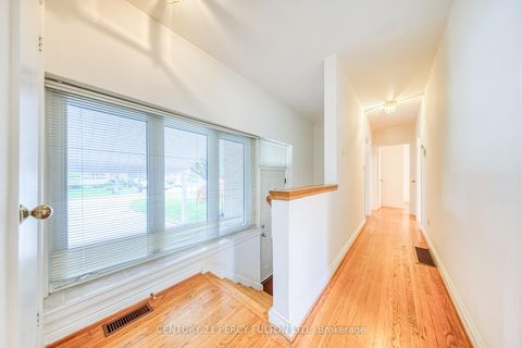 Photo 4 at 73 Berkinshaw Crescent, Don Mills, Toronto